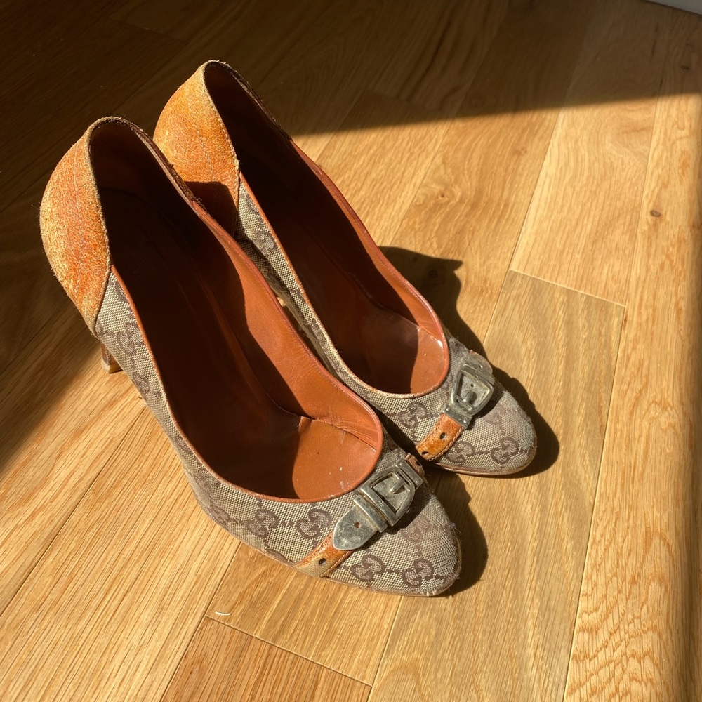 Vintage Gucci pumps with buckle!